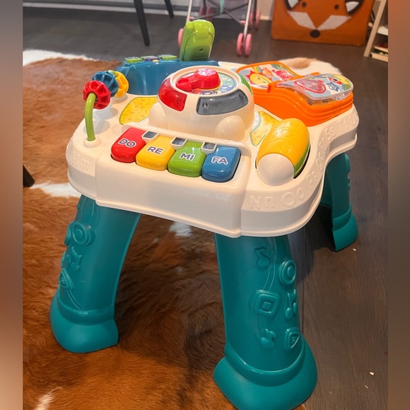 V-Tech Sit to Stand Learn & Discover Table - Picture 1 of 4